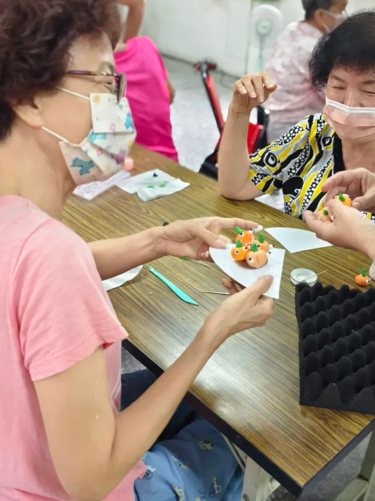 從『我不會』到『你看我做的！』。當長輩手中的黏土變成了可愛南瓜，那份想跟旁邊同學分享的心情，是擋都擋不住的。