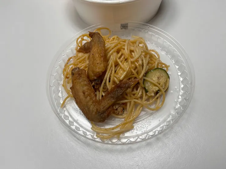 雞翅、只剩麵完全沒料的義大利麵，還有一小瓶可樂沒拍。