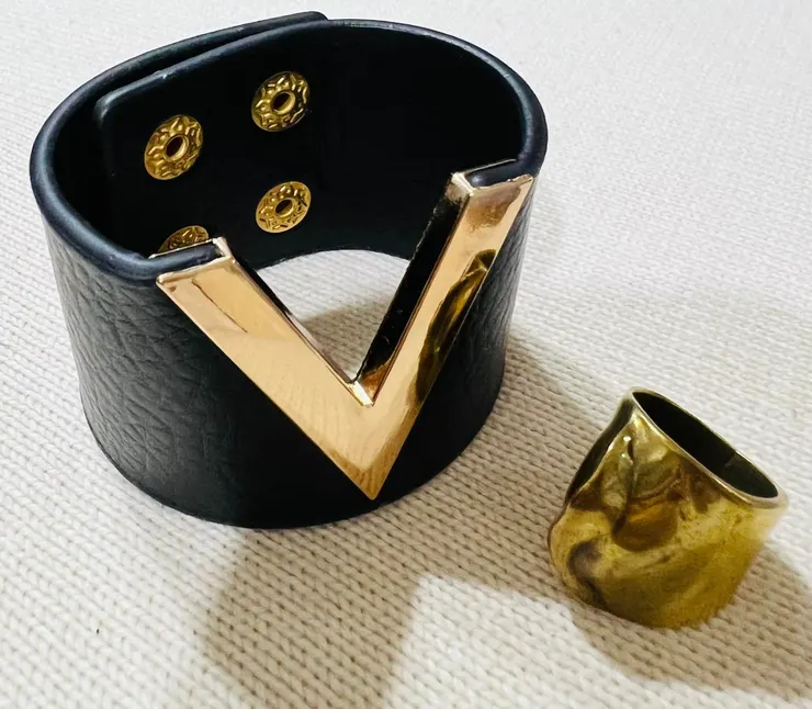 既然穿了男裝,配件就帥氣一點