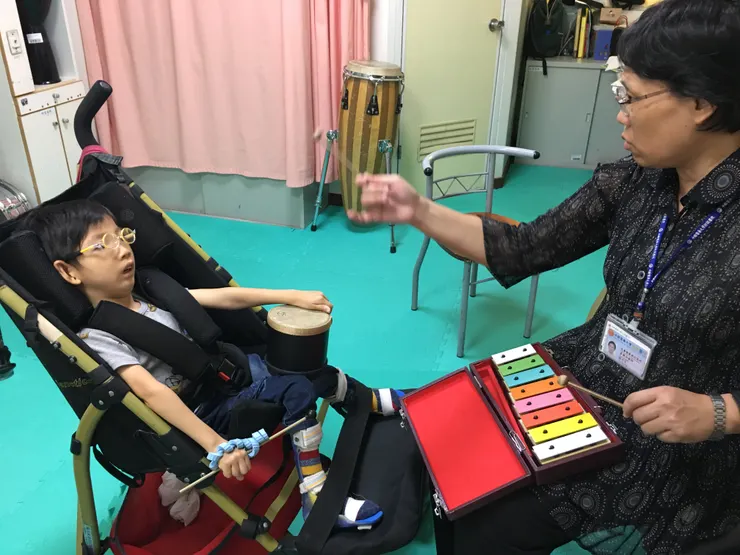 子祐遇到很有緣的自費音樂治療老師。