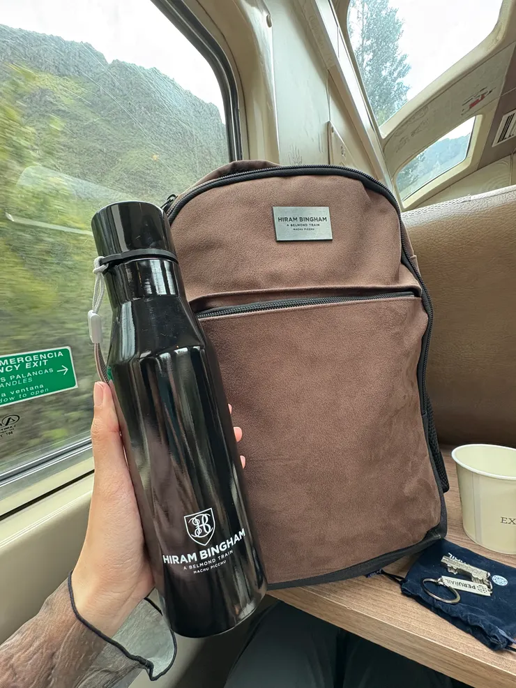 順便拍一下前一天沒紀錄到的東方快車紀念品。在火車上也買了一個可愛的Peru Rail的火車小吊飾做紀念