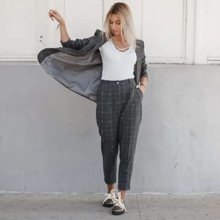 有點女人味的白T恤，配上蝴蝶結鞋帶休閒鞋，既正式也俏皮。圖/123RF圖庫