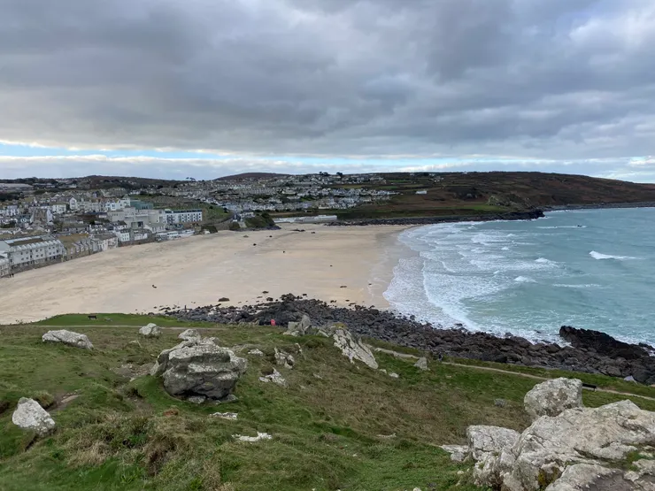 St Ives Porthmeor Beach波斯梅爾海灘，海岸其中一側的沙灘海景