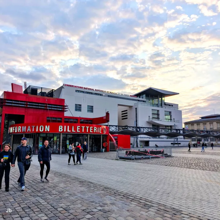 【民宿報到還車抵愛樂廳正當黃昏 拉維耶特公園噴泉綠道聽眾集結！白色建築即怡青就讀過的巴黎國立高等音樂舞蹈學院。晝長夜短，19：30左右，天色仍頗亮。】