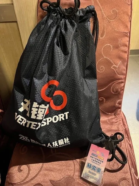 已經連續兩天被我遺忘在中餐餐廳的背包