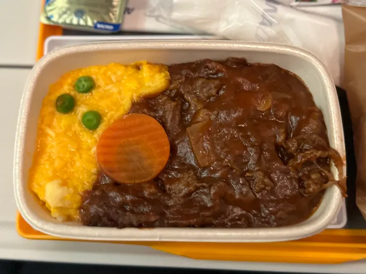 個人覺得如果要搭這種蛋包飯，還是漢堡扒比較好