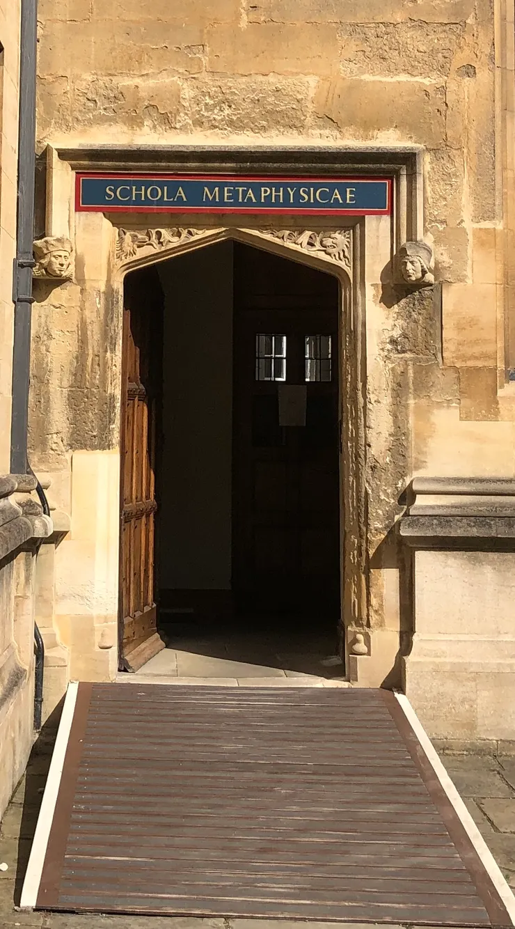 牛津大學拉丁文的圖書館標誌讓我聯想到哈佛大學拉丁文校訓Veritas（真理）