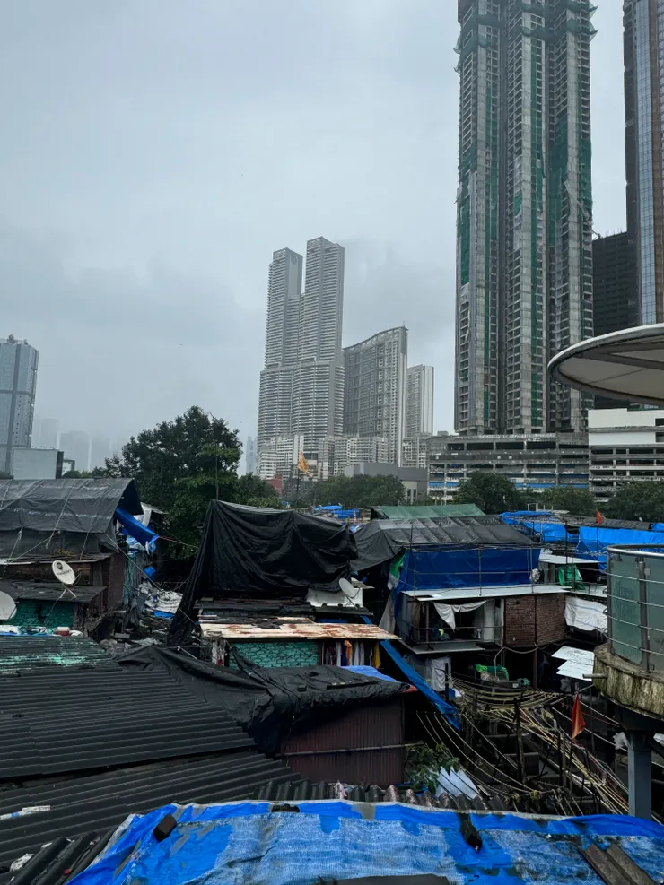 千人洗衣場旁邊是摩天大樓,強烈對比