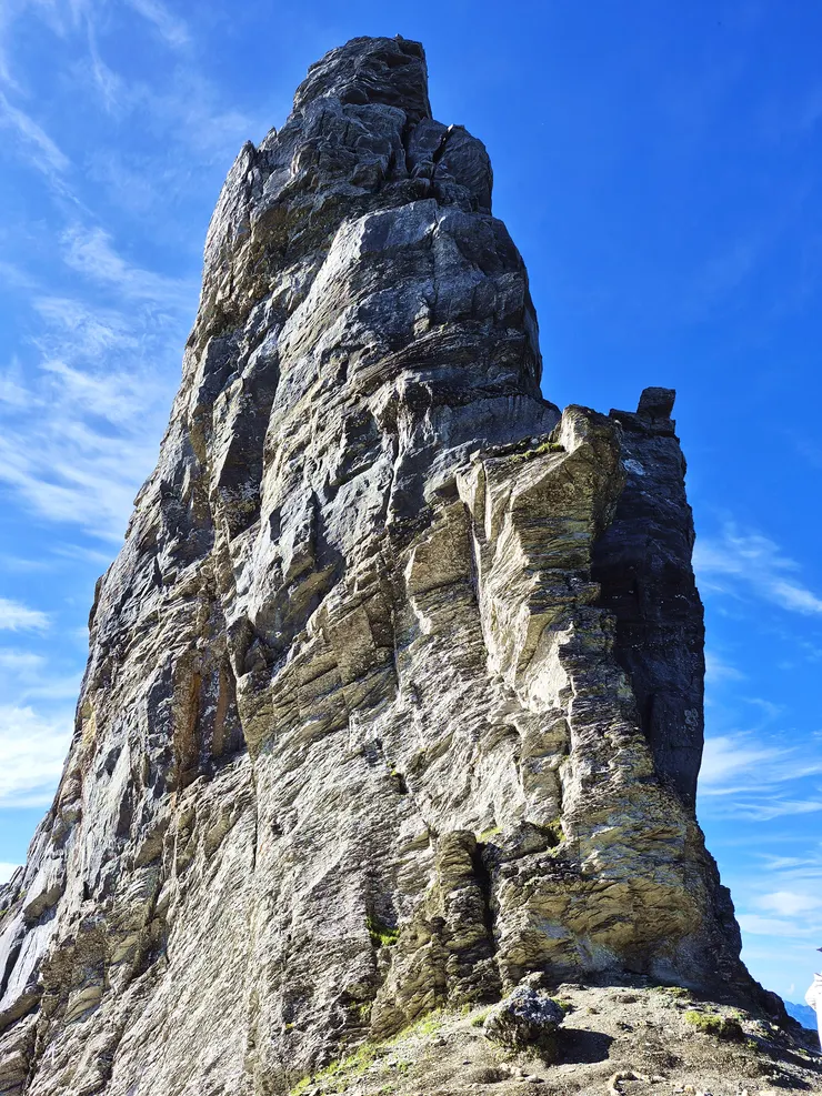 ▲陶塞峰(標高3,450公尺) ，造型猶如石筍聳立於稜線之上，地質以大理石與板岩為主，景觀奇特，令人印象深刻。