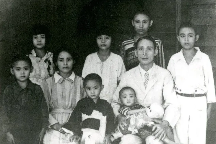 高一生一家，高一生背後為高菊花。／影像來源：國史館