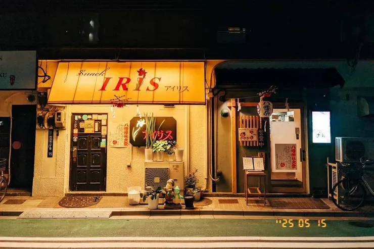 淺草周邊巷弄的小店,黃光和店外的小裝飾都好可愛!