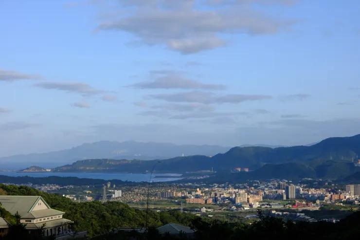 某天晴朗的午後，從美術館看下去的金山