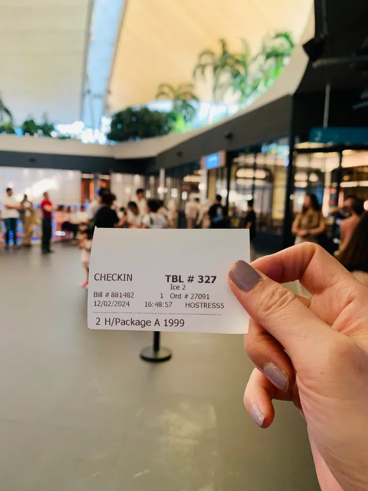 記得要先去小房間裡面報到拿號碼牌，入座順序也是按照報導時間唷。