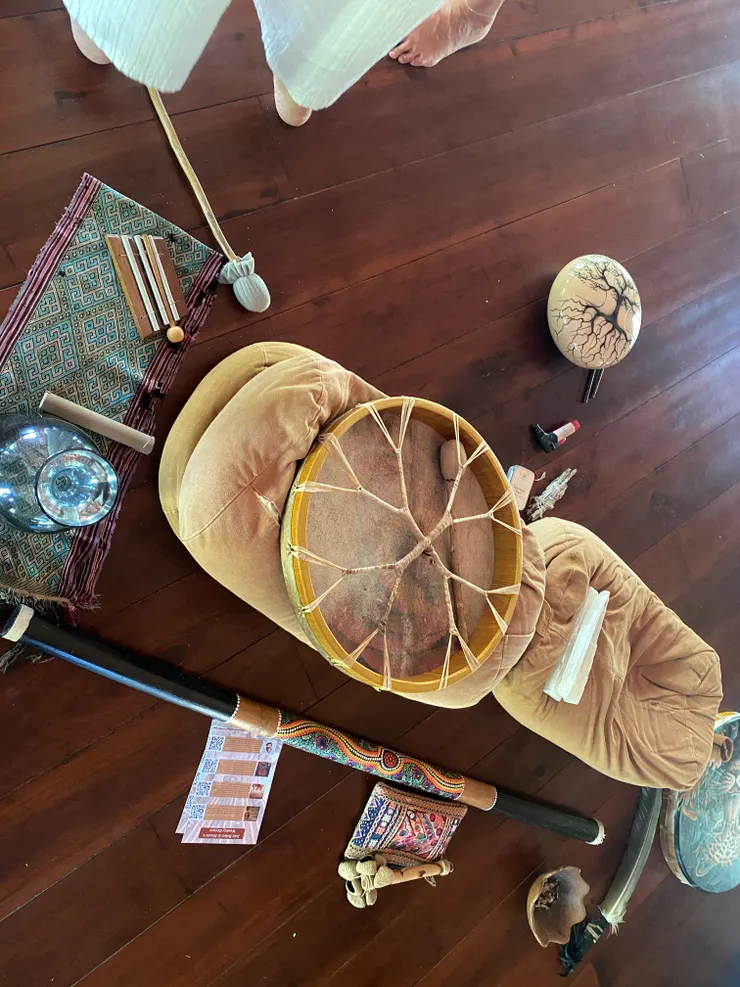 現場的各種樂器，有薩滿鼓、水晶缽、風鈴等