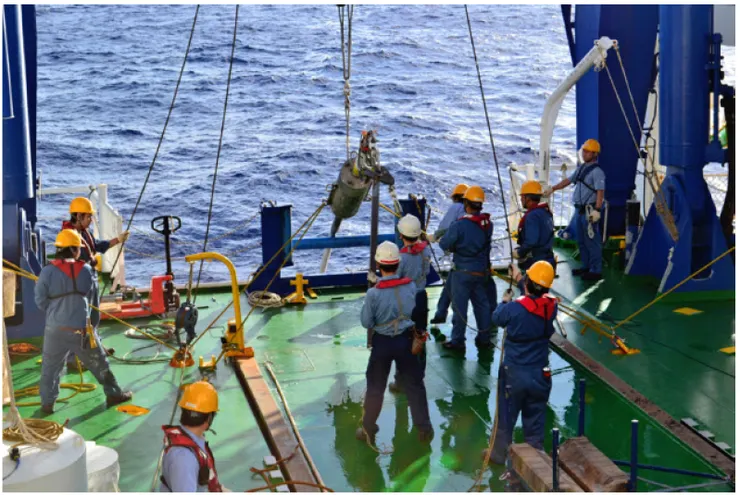 從南鳥島外海海底打撈稀土泥
