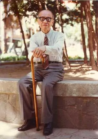 鄭騫先生於溫州街公園（圖片來源：鄭百因先生手稿資料展）