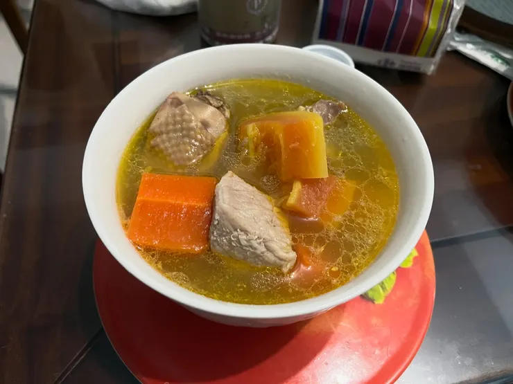 木瓜紅蘿蔔排骨雞湯@@。
