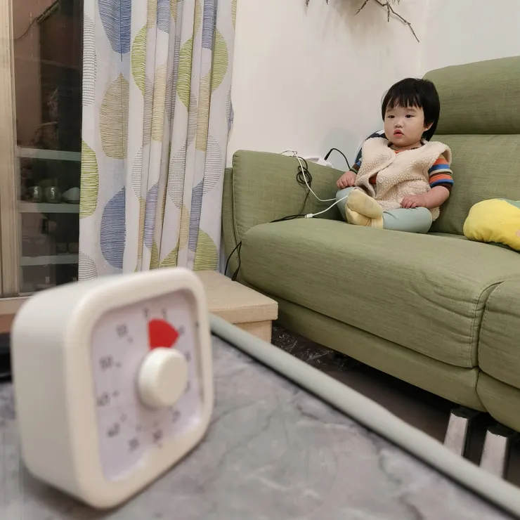 【遙控器拿給爺爺上沙發指電視 小啼大作計時十分關機不囉嗦！平常爸媽讓聽音樂不讓看電視，爺爺奶奶帶像放假，比較通融，但不是漫無限制，設定10分鐘，事先跟她約定計時器響就要關電視，她會點頭，並且完全遵守約定，一聲不吭。我們發現兒童唱跳節目，巧虎還可以，但小啼大作的兒歌MTV達到藝術的水準，萬萬很愛看，即使大人也被吸引。】