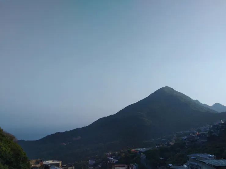 清晨的雞籠山帶著薄薄的輕紗