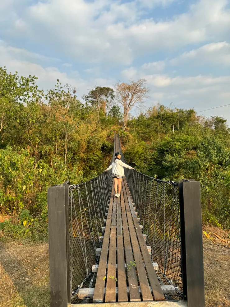 對岸有工作人員在等待