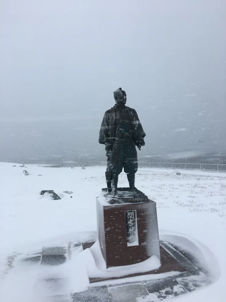 很喜歡這張圖，站在風雪中的間宮林藏。