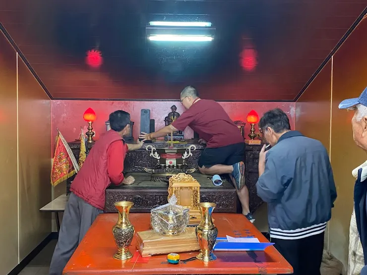 龍益行｜台南佛具店・金紙店・宗教百貨・神主牌雕刻・拜拜用品 專精神主牌雕刻與祖先牌位製作，提供佛具、金紙、神桌、拜拜用品等完整祭祀用品。 服務包含：擇日安神位、安祖先、神桌安裝，並支援外縣市宅配。