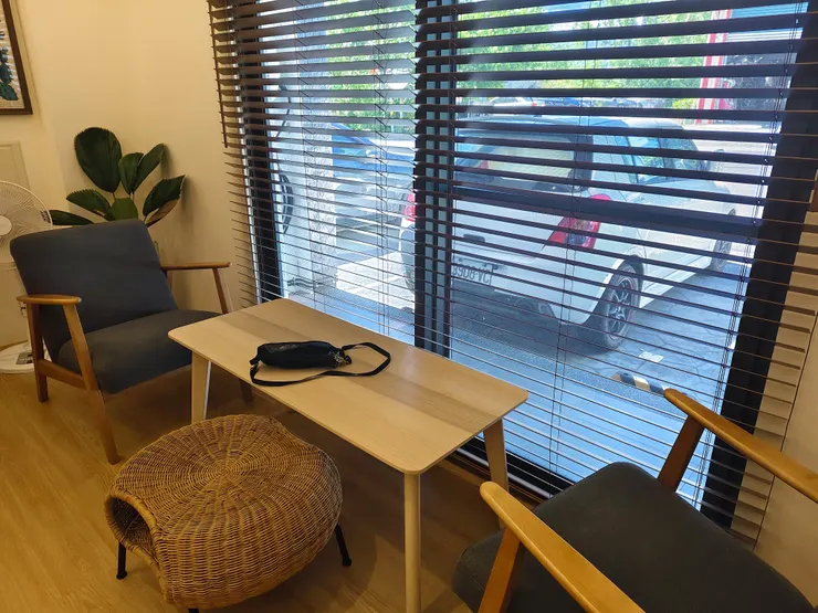 坐在窗邊享用早餐