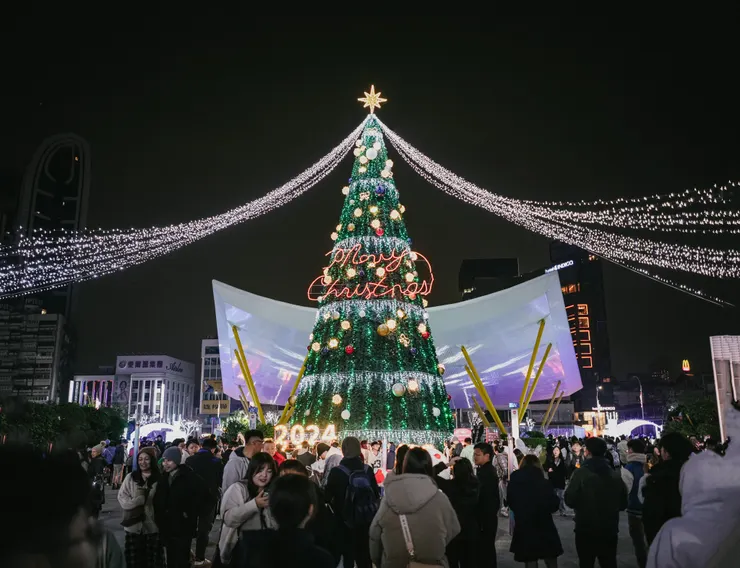 森之樹(位置:高雄中央公園捷運站第一出口外)