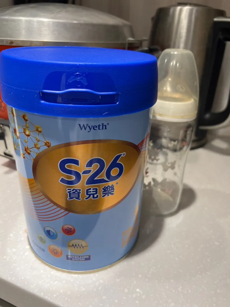 給寶寶喝的S26資兒樂，聽大家說資兒樂應該在各大藥局都找得到，現在已經喝到3號囉