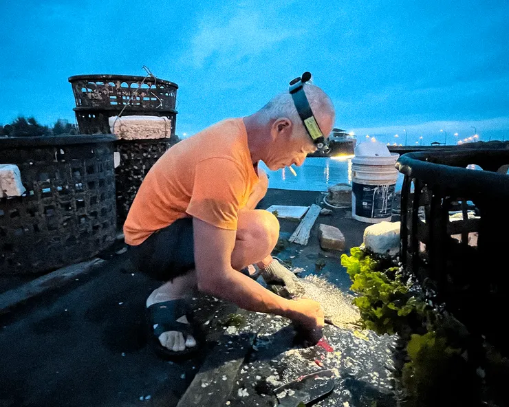 馬公｜燒烤店超有個性的老闆，他話很多，專注地剝著海裡的味道。