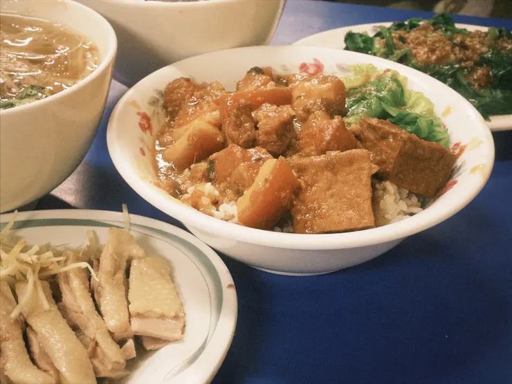 左下為白切鴨肉;中間為滷肉飯;右上為菠菜