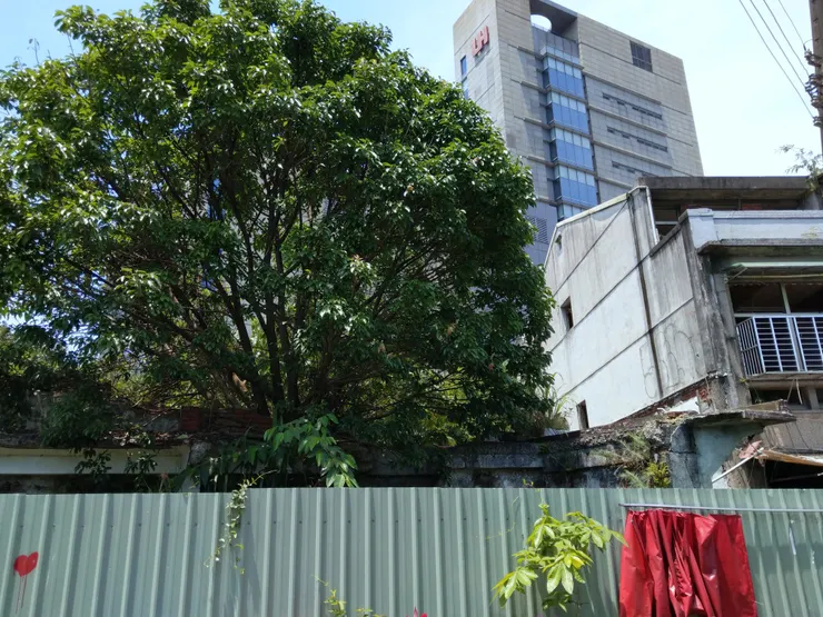 山東水餃對面,鐵皮圍牆圍起,這裡就是從前的「第一戲院」