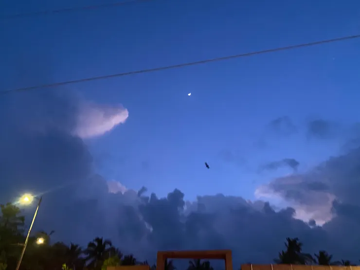 雨後夜空的一彎弦月,讓自己忘了是異鄉人