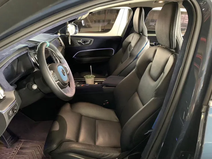 改裝前：皮老闆夥伴們仔細核對版型與確認改裝需求