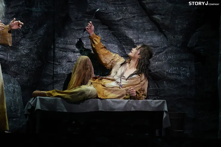 被神父剃掉鬍子之後重新找回自信的愛德蒙