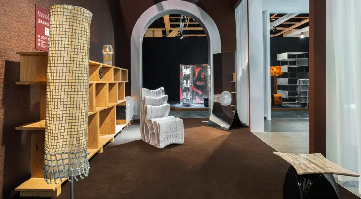 沙龍 - 策展人  踏入策展人的金色軌道, 她是一位藝術界的璀璨明星, 童年在上海成長, 在巴黎磨練了敏銳的眼光。她的沙龍是一個充滿魅力的溫暖庇護所, 洋溢著華麗的溫度與智慧的火花, 空間瀰漫著耀眼的金色、青銅色和深沉的燃燒赭色光暈。雖然華麗奪目, 卻從不浮誇, 層層疊疊的漆面面板、觸感豐富的燈芯絨, 以及各種珍寶等待觸摸與探索。受到安恩·雅各布森(Arne Jacobsen ) SAS酒店經典魅力的啟發, 她的房間為熱烈的對話、智慧火花與燦爛交流而設 。