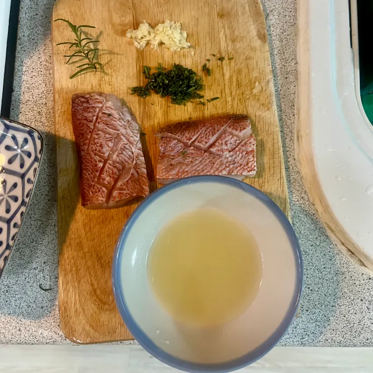 這是第二次做沒有加蛋版本的備料，綠色的是切碎的迷迭香