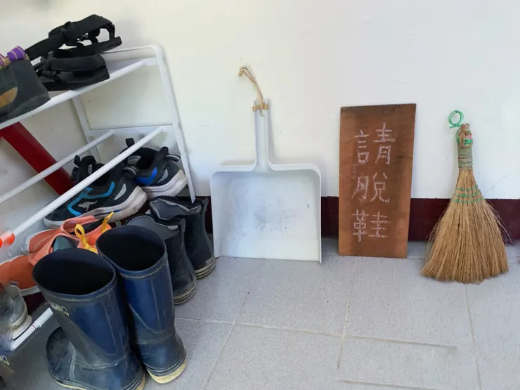 憶菱與鄰居溝通後，將不阻礙通道的鞋櫃，擺在要上去他們家之前的樓梯轉角。選用簡單的開放式鞋架，可以杜絕小蚊子入住。