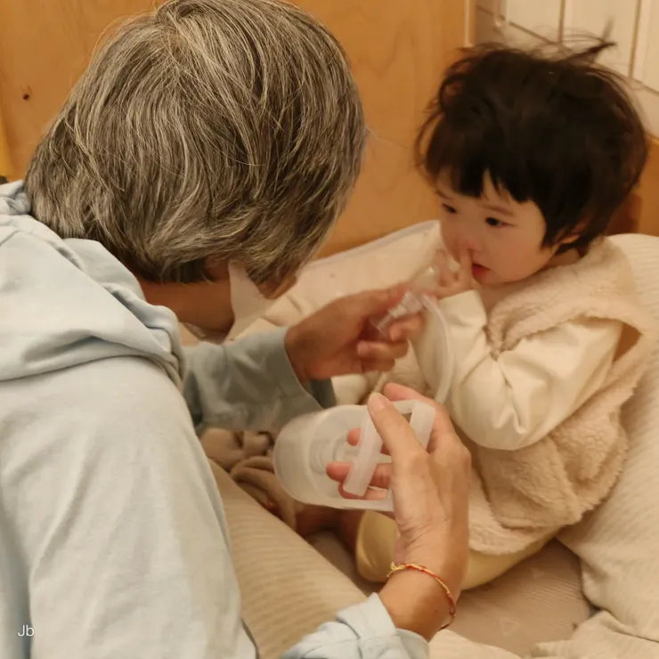 【半夜醒來，奶奶幫萬萬吸鼻涕，她能接受這個動作，應該是吸完後比較舒服。】