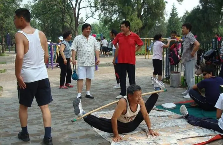 團隊在公園鍛鍊 @5Minutecraftsfamily/Pinterest