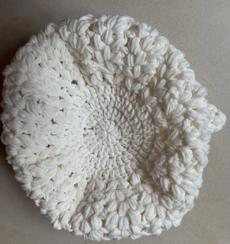 底部：環狀起針，短針加針，一圈一圈的鉤織至需要的大小