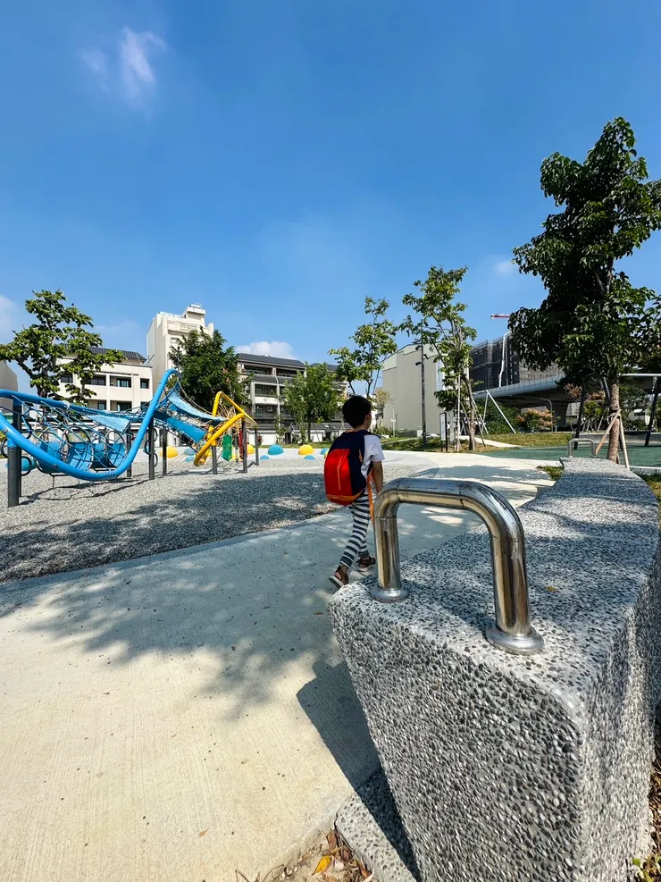 十全公園裡的休憩座椅都有扶手,很方便起身。