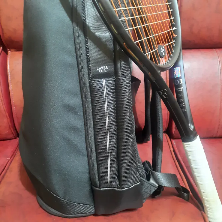 設計上的兩條細直線，象徵費德勒的雙胞胎兒女，因為兩對都是雙胞胎，所以球拍與背包的左右各有兩條直線