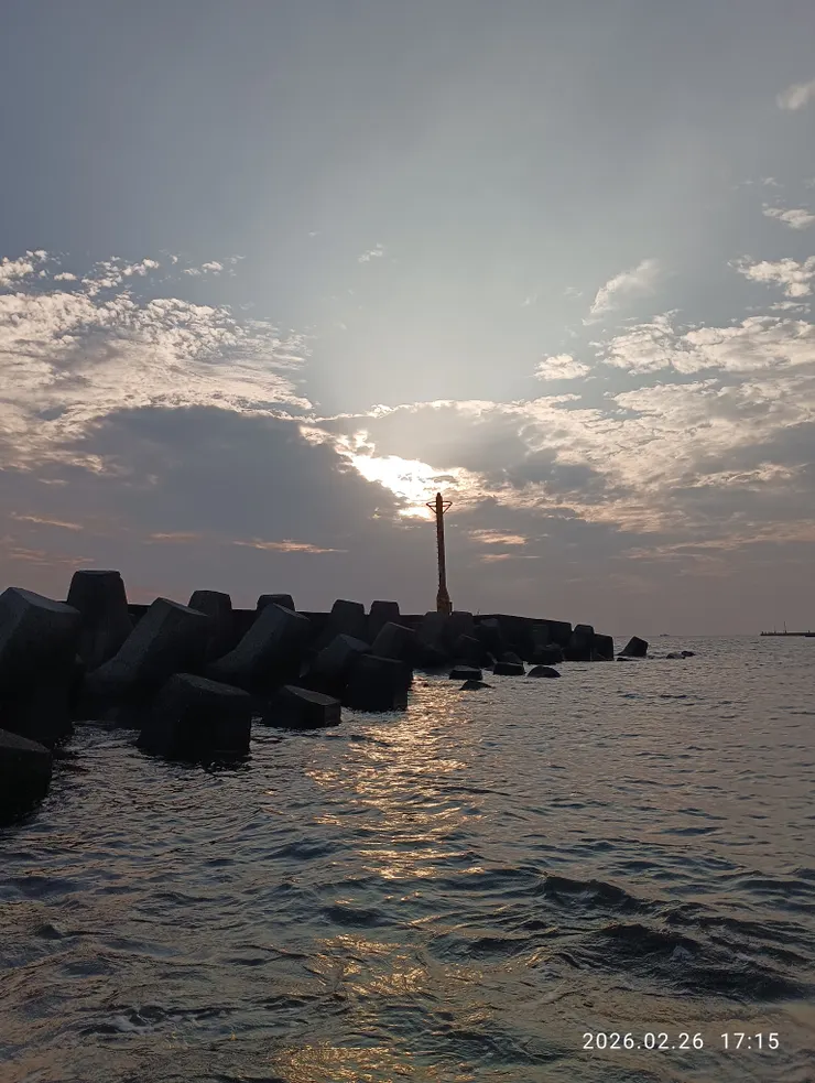 日長風靜海水渺