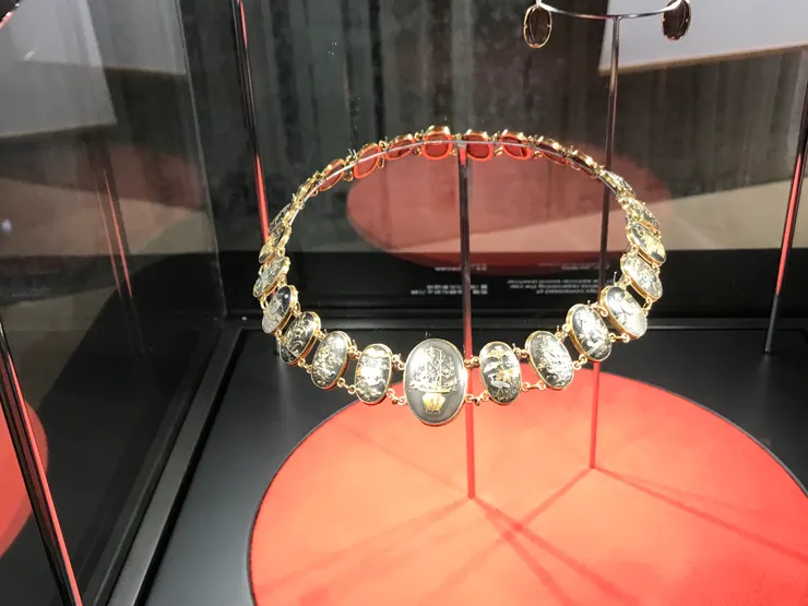 這是由類似武士刀柄蓋元素組成的項鍊。