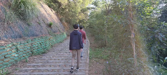 舖有鵝卵石的枕木步道