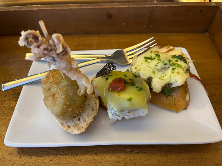 炸章魚、鱈魚、菇(champiñón)