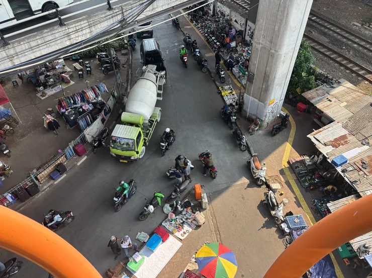 從天橋上俯瞰雅加達最熱鬧的市場