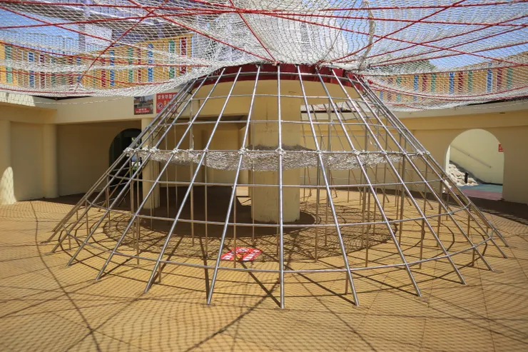 看不太出原始功能的「斗笠攀爬架」