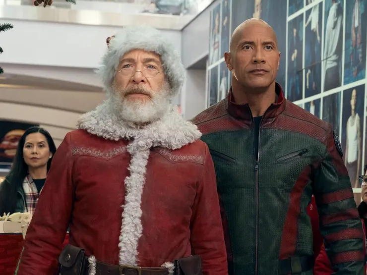 他一直站在聖誕老人旁，守護奇蹟，卻已開始懷疑自己。
